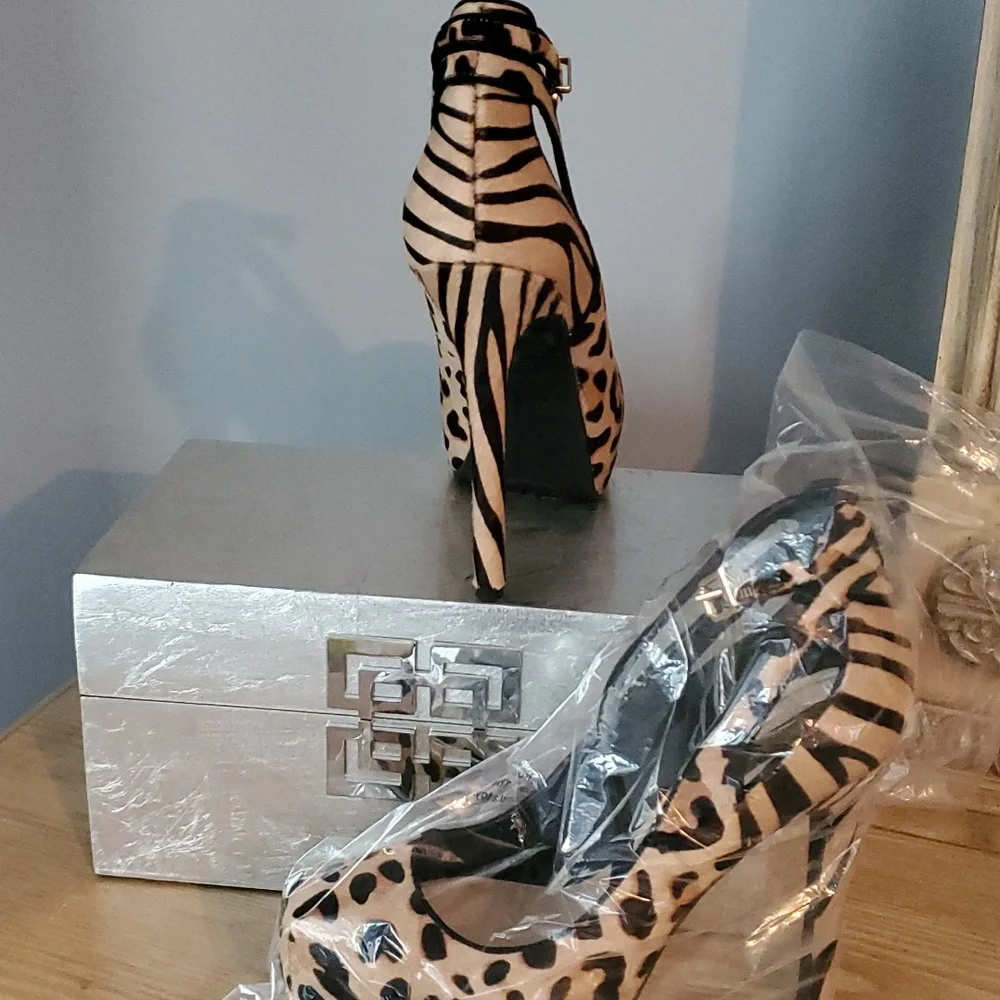 Jessica Simpson, leopard print, stiletto strapped heel, size 9 - Picture 5 of 6
